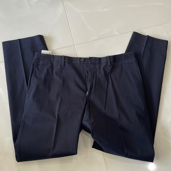 Le chino extensible épuré Coupe droite | BOSS | Magasinez des Pantalons